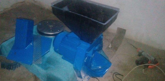 Yem üyüdən
ukrayna istehsalı
saatda 450 kq yem üyüdür
+ ot çekir
+ me