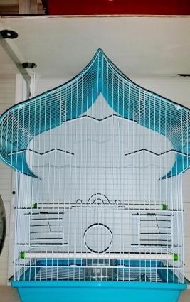 Iri qefes satilir. Su qabi , yem qabi,   papuqay  durmasi ucun cubuq v