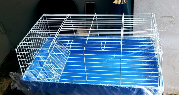 Teze dowan qefesi satilir. 1metr 20 sm uzunu 40sm enidir. Whatsap var