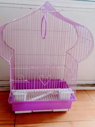 Iri qefes satilir. Su qabi , yem qabi,   papuqay  durmasi ucun cubuq v