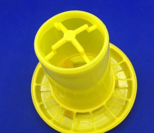 Yem qabı 
yemin yere tökülmesini ve israfının qabaqını alır, çox rahat