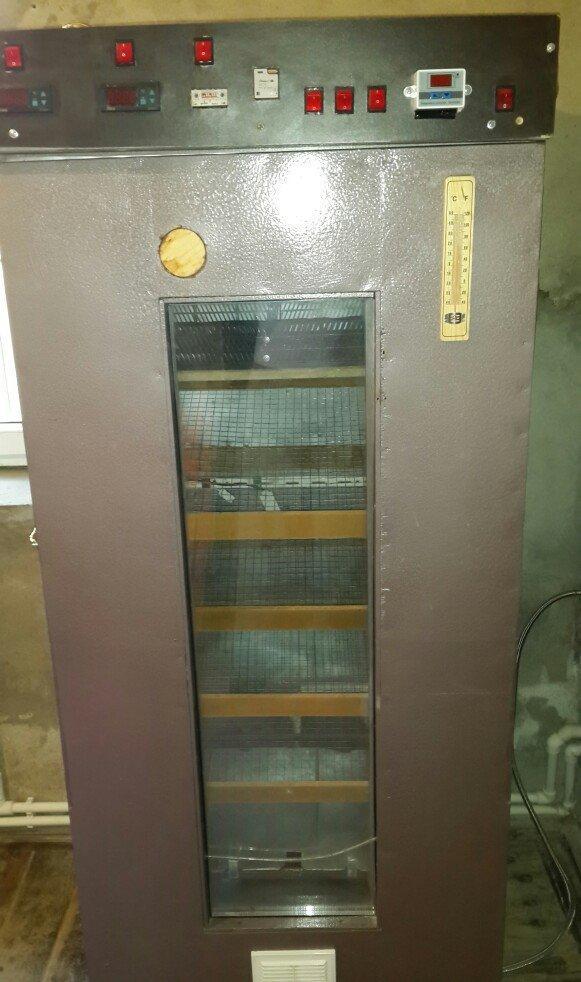 İnqubator satılır. 550-600 toyuğ yumurtası tutur. Tam avtomatik işləyi