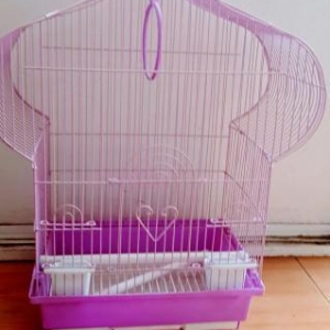 Iri qefes satilir. Su qabi , yem qabi,   papuqay  