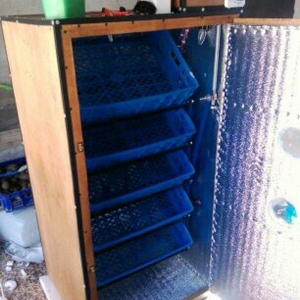 Tam avtomatlasdirilmis inkubatorlarin yigilmasi. gorulen ise zemanet v