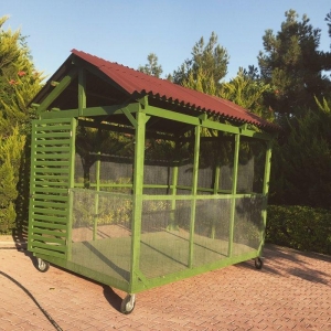 Domik dla jivotnoqo (sobak i )  s kolesami, postro