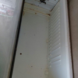 İnqubatordan təzə çıxan cücələri saxlamaq üçün aparat. Temperaturu ist